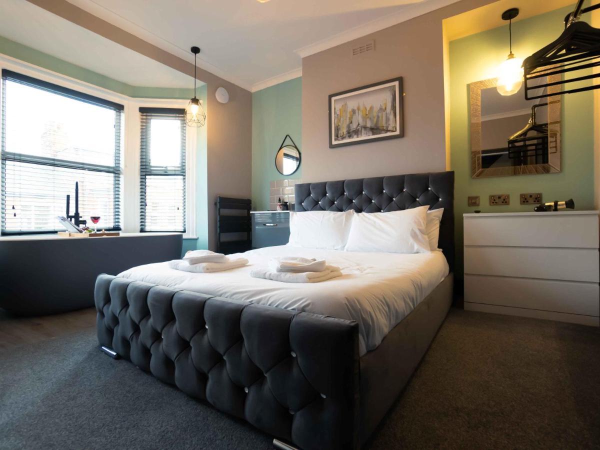 Pass The Keys Amazing, Newly Renovated 5Bedroom House Sleeps 10 Scarborough Eksteriør billede