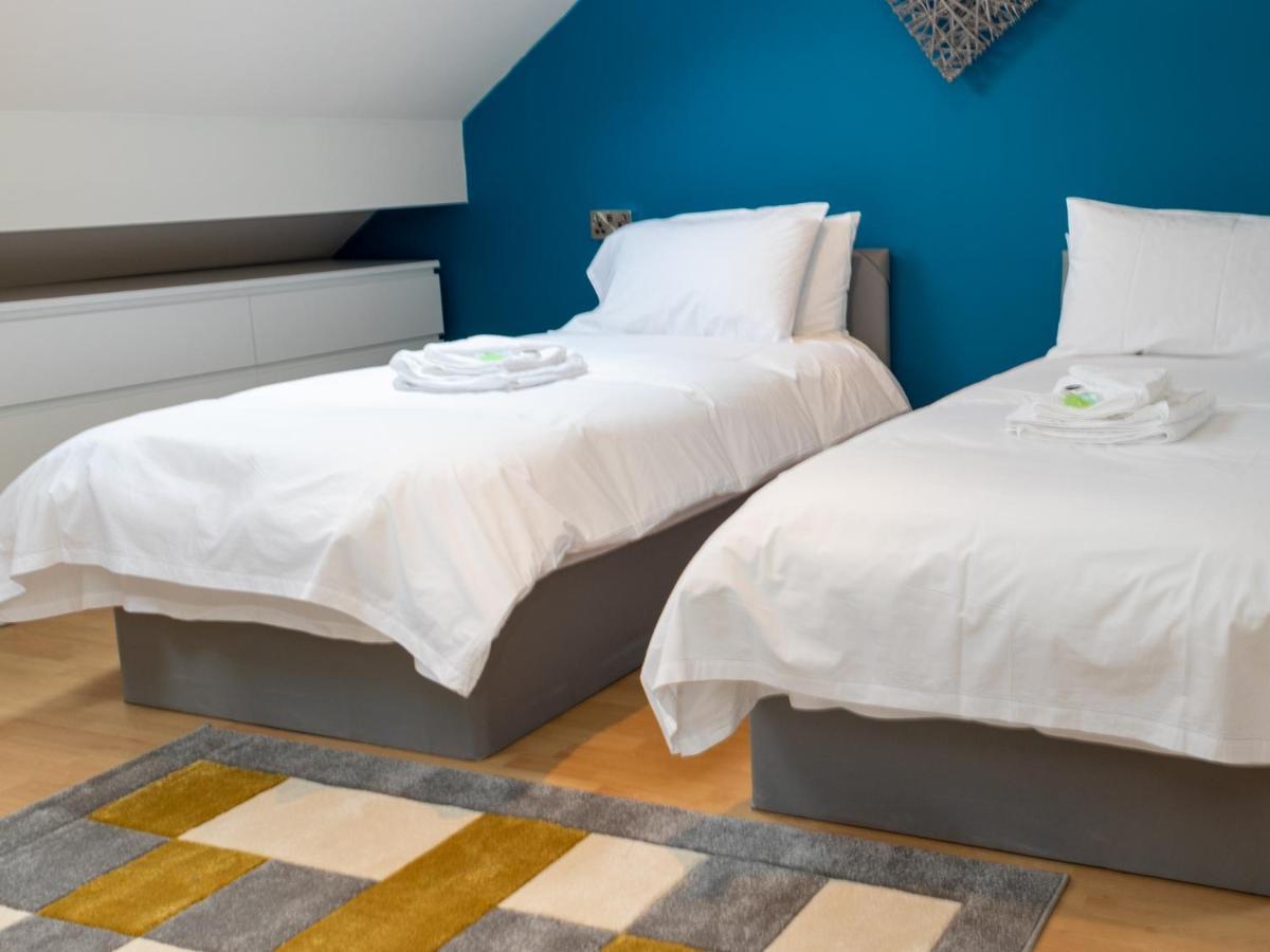 Pass The Keys Amazing, Newly Renovated 5Bedroom House Sleeps 10 Scarborough Eksteriør billede
