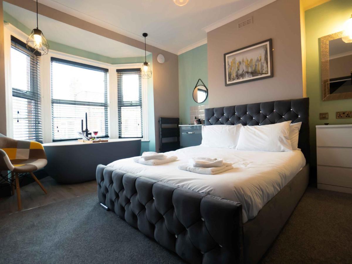 Pass The Keys Amazing, Newly Renovated 5Bedroom House Sleeps 10 Scarborough Eksteriør billede